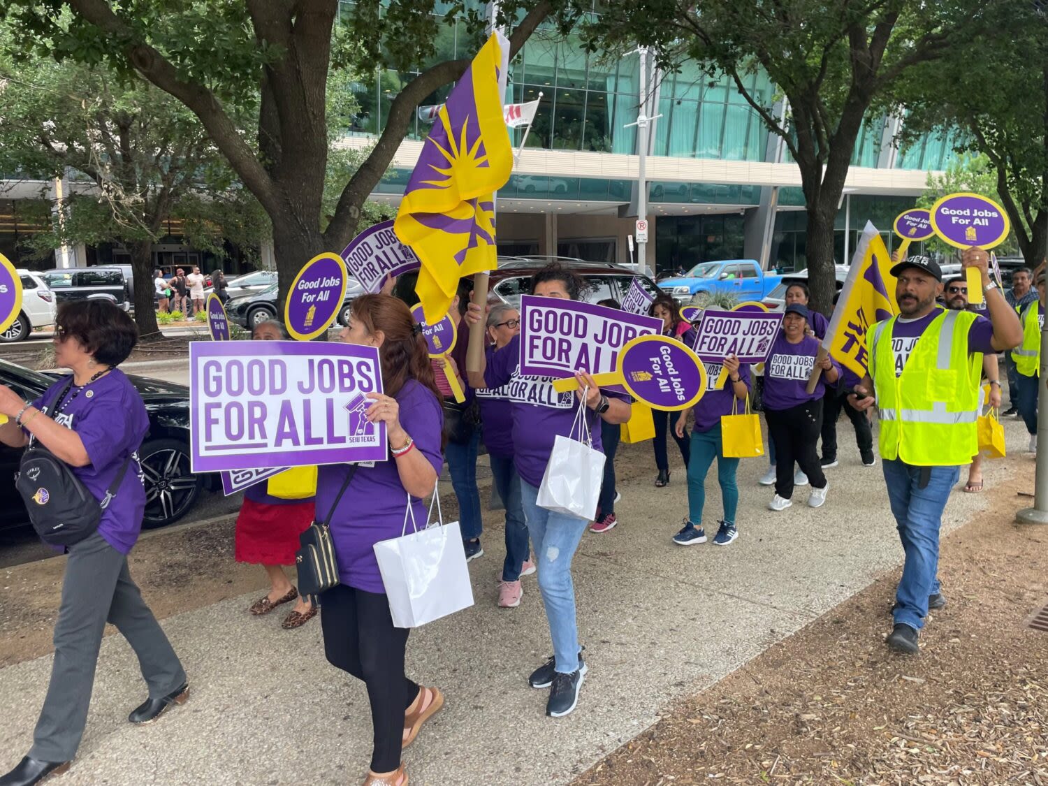 Houston’s Salvadoran janitors fight to increase pay, benefits | Houston Public Media