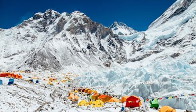 Tourists filmed getting into brawl for ‘best selfie spot’ on Mount Everest