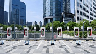 美股異動丨特斯拉跌超3%，特朗普發誓上任首日就結束電動汽車政策