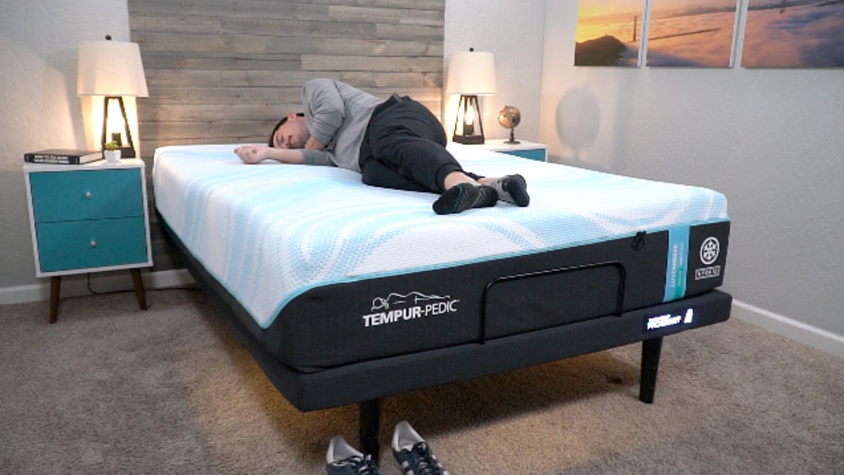 Tempur-Pedic Luxe Breeze Review 2024: Maximum Cooling at a Premium Price