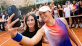 Fun with Friends! Iga Swiatek hits with Courteney Cox in new Roland Garros On kit | Tennis.com