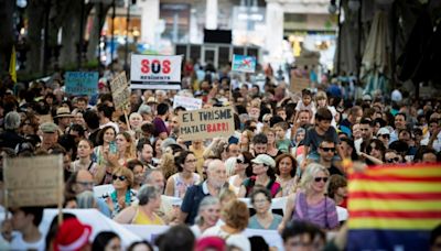 Unas 20.000 personas manifiestan en la isla española de Mallorca contra el turismo excesivo