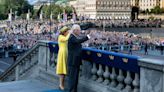 Bailes y muchas risas entre Estelle de Suecia y su madre Victoria en el concierto por el Jubileo del rey Carlos Gustavo