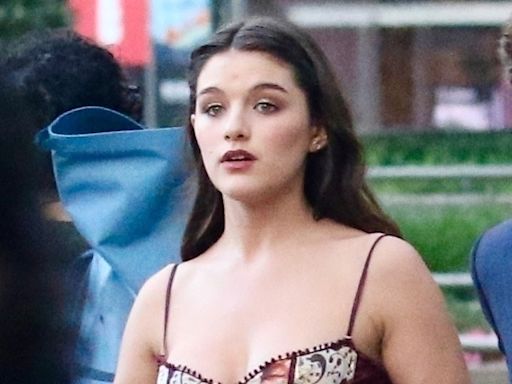 Suri Cruise, filha de Tom Cruise e Katie Holmes, posa com seu par pro baile de formatura