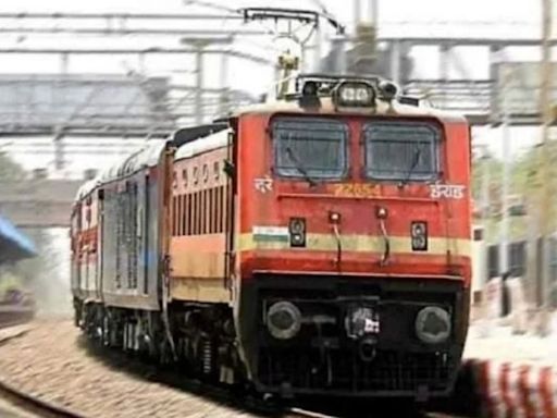 Indian Railways: Engine, two bogies of Bihar Sampark Kranti Express train detach from other coaches in Samastipur