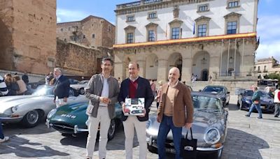 El Jaguars Clube Portugal exhibe en la Plaza Mayor de Cáceres quince vehículos históricos de esta marca de coches