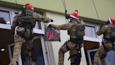 La policía antiterrorismo de Polonia da una mano a Papá Noel