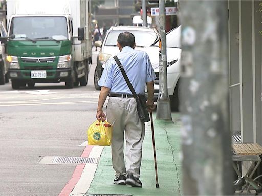 「行人交安條例」三讀通過 設施影響行人最高罰15萬