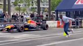 Robert Griffin III corre contra el Red Bull de Formula 1