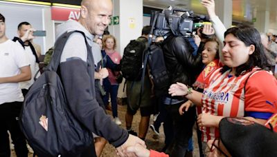 "Ramírez, quédate", la petición de la afición del Sporting a la llegada del equipo a Asturias