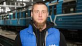 Man Breaks World Record by Pulling 5,687-Lb. Bus with Beard — a Challenge That Once Ripped Out His Whiskers