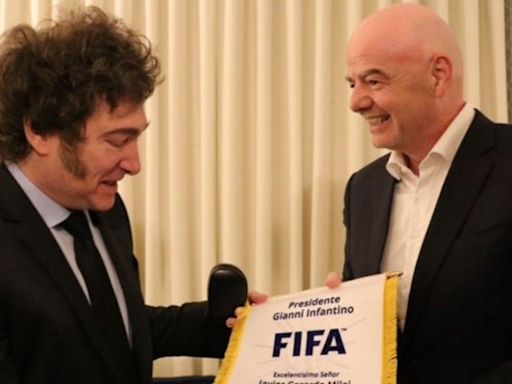 Javier Milei habló y se sacó fotos junto a Gianni Infantino, presidente de FIFA