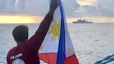 Una flotilla civil filipina reparte suministros a pescadores en aguas en disputa con China