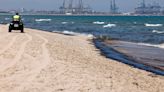 Se reinician las labores de limpieza del vertido en València, que ha cerrado tres playas