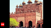 Tourists cook biryani at Buland Darwaza, 2 guards sacked for ‘negligence’ | Agra News - Times of India