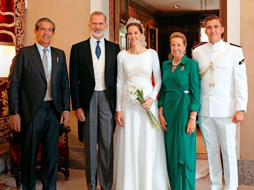 Abrimos el joyero real de la boda de Victoria López-Quesada: del origen de la flor de lis de la tiara al broche de brillantes de su madre