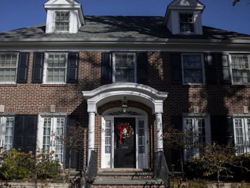 ‘Home Alone’ house for sale in Chicago suburb. See the transformed interior