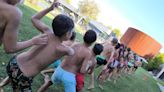 Más de 70 niños pasan cada día por la Ludoteca de la piscina municipal de Don Benito