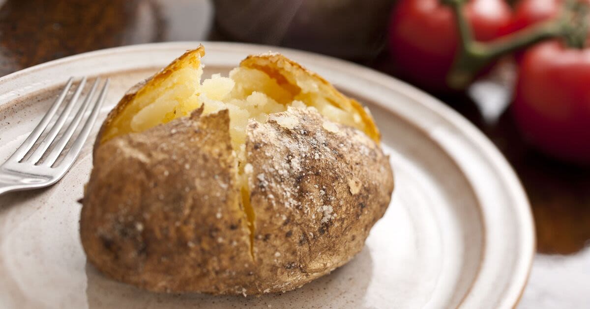 Cook crispy baked potatoes with expert’s genius tip in 8 minutes without an oven