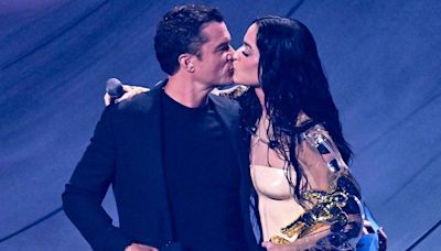 Katy Perry Kisses Orlando Bloom (and Thanks Him for Doing Dishes) After He Presents Her with MTV Video Vanguard Award