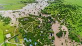 Kenianos que se quedaron sin hogar buscan a sus seres queridos arrastrados por las inundaciones