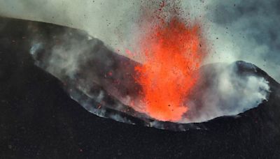 Incredible peak INSIDE Mount Etna eruption as active volcano grows in height