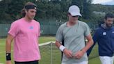 Fonseca treina com Tsitsipas e tenta absorver rotina dos tops - TenisBrasil