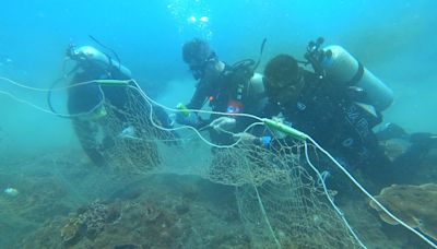 重視海洋保育 向海致敬為環境盡份力 環管署署長帶頭潛水清覆網