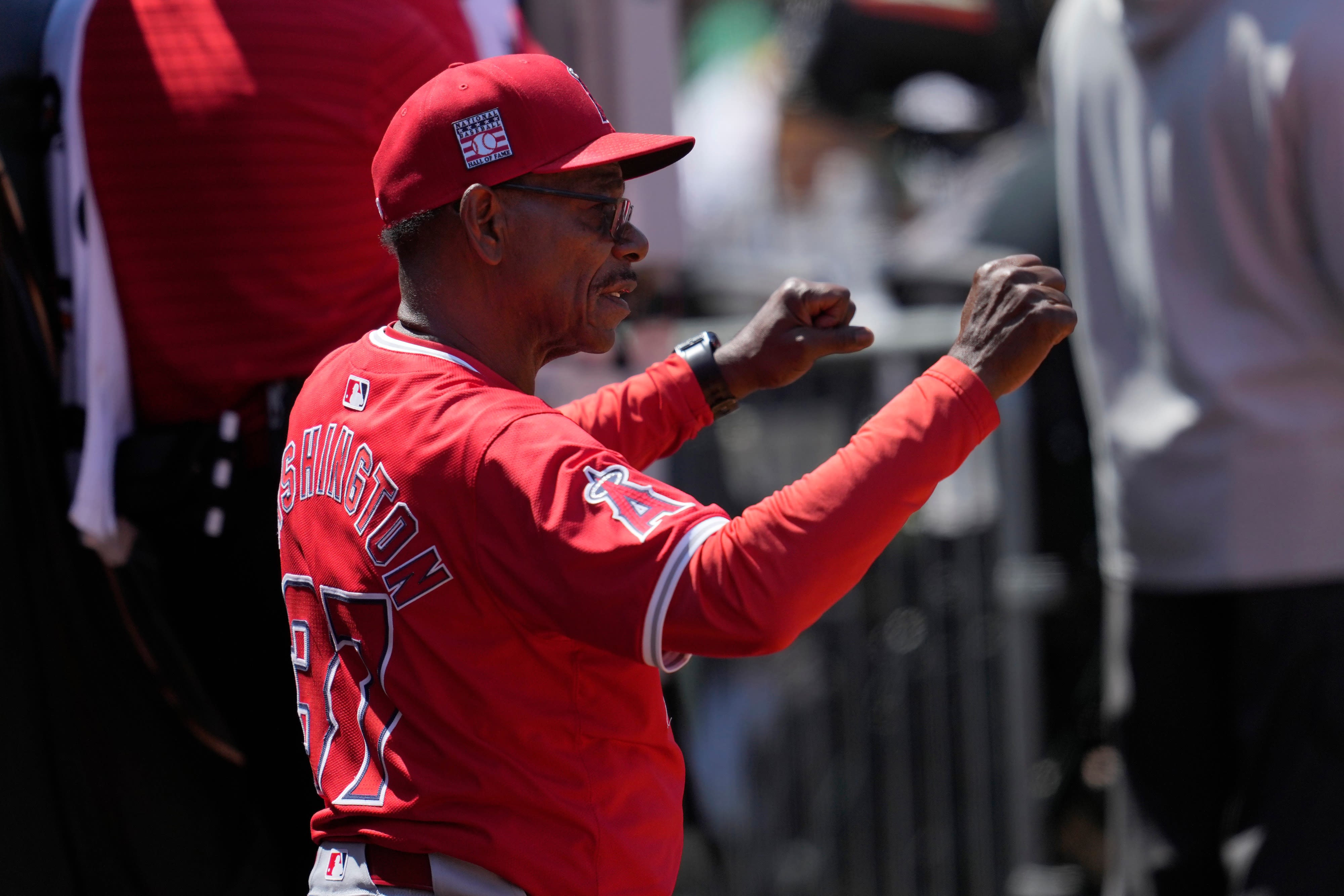 Ron Washington gifted ball by Kevin Pillar from the final out of the Angels' final Coliseum visit