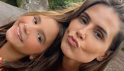 Deborah Secco posa com a filha e semelhança impressiona: 'Gêmeas'