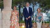 Los Reyes, junto a doña Sofía, reciben a la sociedad balear por primera vez en el Palacio de Marivent