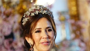 Estocolmo se viste de gala: los looks de Mary de Dinamarca y las 'royals' suecas, al detalle