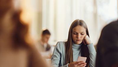 Prohibición de celulares en colegios: Así afecta el uso del celular en jóvenes, según psicólogos