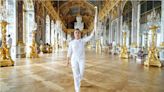 Salma Hayek porta la antorcha olímpica en el Palacio de Versalles