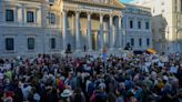 "Por amor a la democracia": miles de personas se concentran en el Congreso en apoyo a Pedro Sánchez