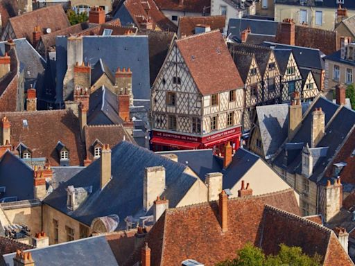 Un pueblo de Francia vende casa por 1 euro; hay solicitudes abiertas y también un problema