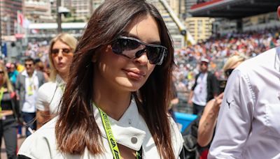 Veste en cuir et bikini triangle, Emily Ratajkowski est incendiaire au Grand Prix de Monaco