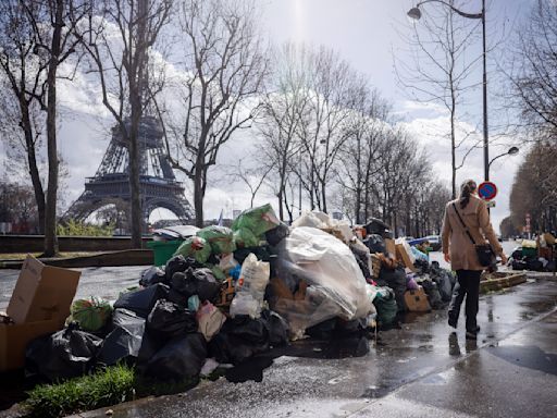 Recolectores de basura en París levantan amenaza de huelga previo a Juegos Olímpicos