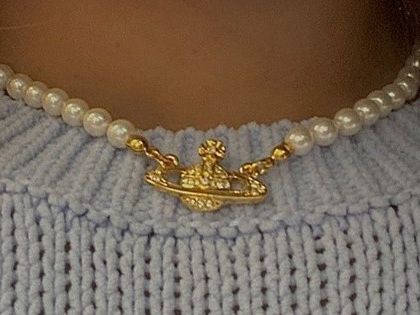 El Icónico collar de perlas de Vivienne Westwood: Todo lo que debes saber