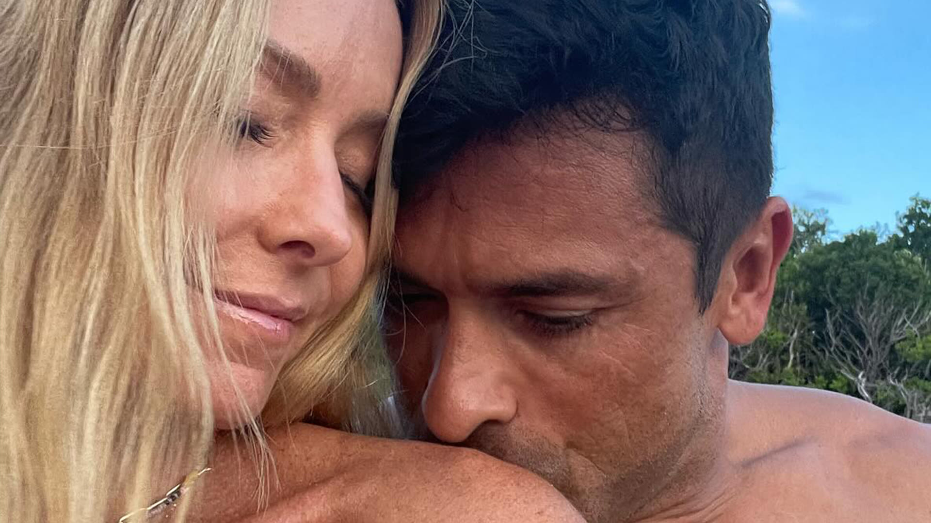 Shirtless Mark Consuelos kisses Kelly Ripa’s bare shoulder in beach pic