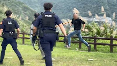快訊／基隆外木山男子持西瓜刀與警對峙！ 遭大批警力壓制在地