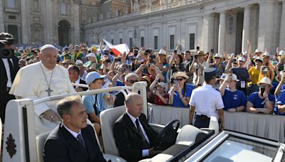 Pope tells altar servers Jesus is with them in the Eucharist