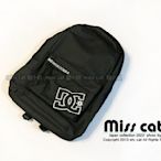 『Miss Cat 貓小姐』＊ DC Shoes 全黑 白色LOGO字樣 後背包 背包【年末出清下殺】