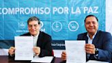 Ricardo Moreno, candidato de Morena, firma compromiso por la paz en Toluca