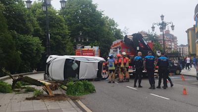 Herido un hombre de 54 años tras un espectacular vuelco en el centro de Oviedo