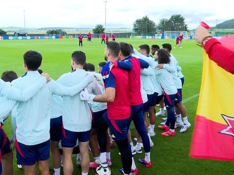 La 'Marea Roja' apoya a la selección en el último entrenamiento antes del España-Alemania - MarcaTV