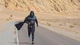 ¡Darth Valley! Hombre corre bajo el calor extremo del Valle de la Muerte disfrazado de Darth Vader