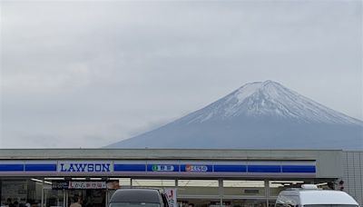 日本因應觀光公害 河口湖掛黑布阻拍富士山、琵琶湖設鳥居柵欄[影]