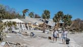 ‘Estamos cansados, sucios y hambrientos’: los sobrevivientes del huracán Ian abandonan a pie Fort Myers Beach