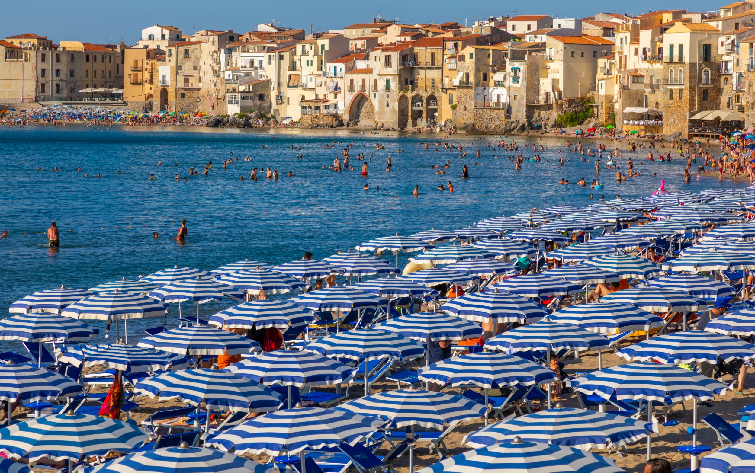 Italy’s sunbed cartel to go on strike over EU rules